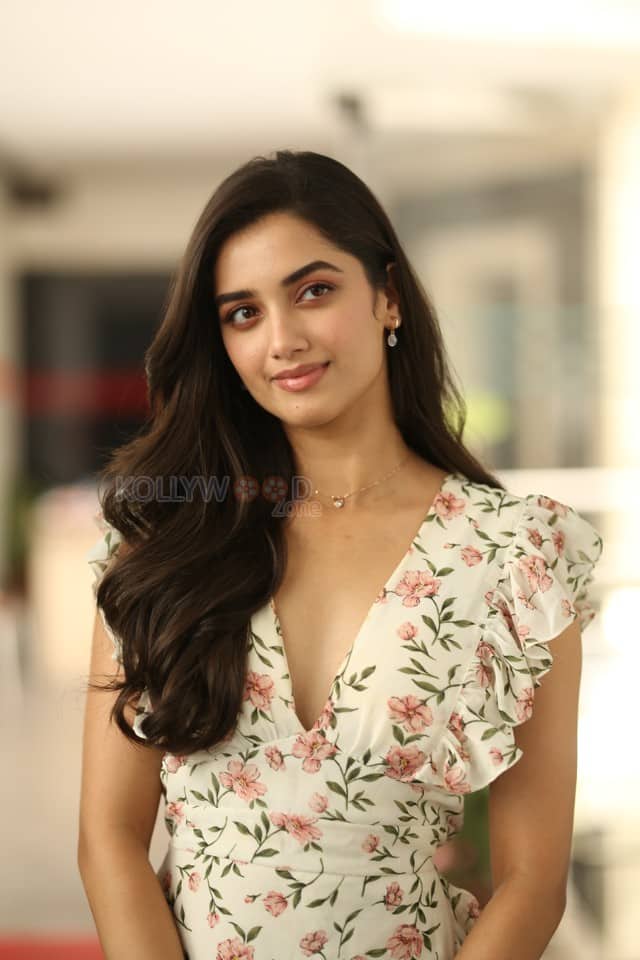 Heroine Bhagyashri Borse at Andhra King Taluka Interview Pictures 04