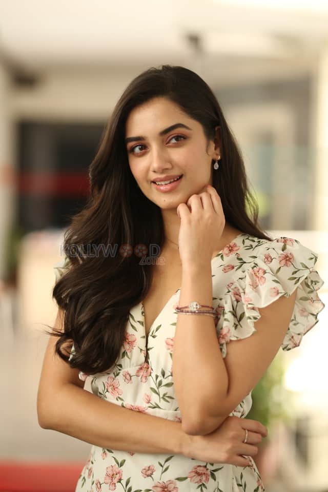 Heroine Bhagyashri Borse at Andhra King Taluka Interview Pictures 05