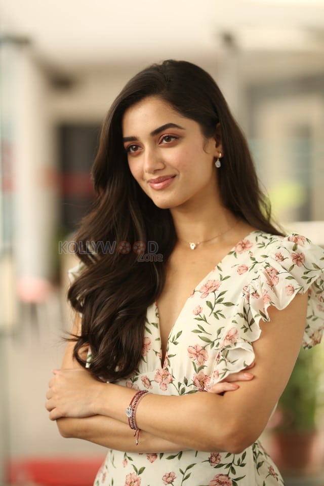 Heroine Bhagyashri Borse at Andhra King Taluka Interview Pictures 08