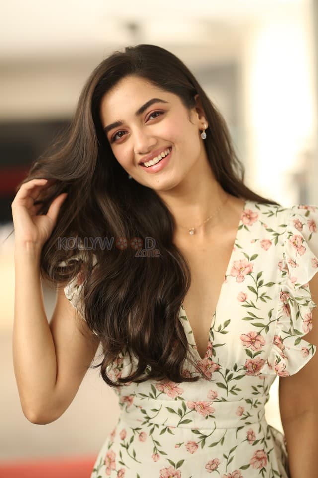 Heroine Bhagyashri Borse at Andhra King Taluka Interview Pictures 10