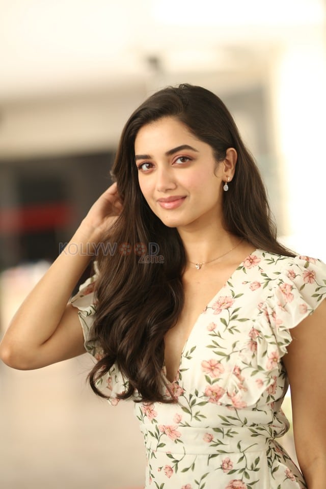 Heroine Bhagyashri Borse at Andhra King Taluka Interview Pictures 17