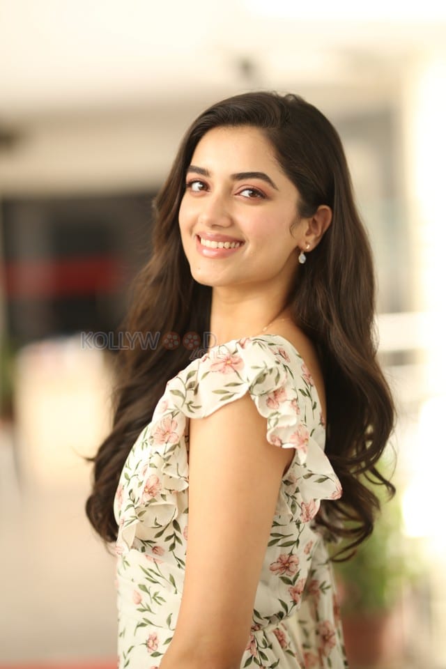 Heroine Bhagyashri Borse at Andhra King Taluka Interview Pictures 18