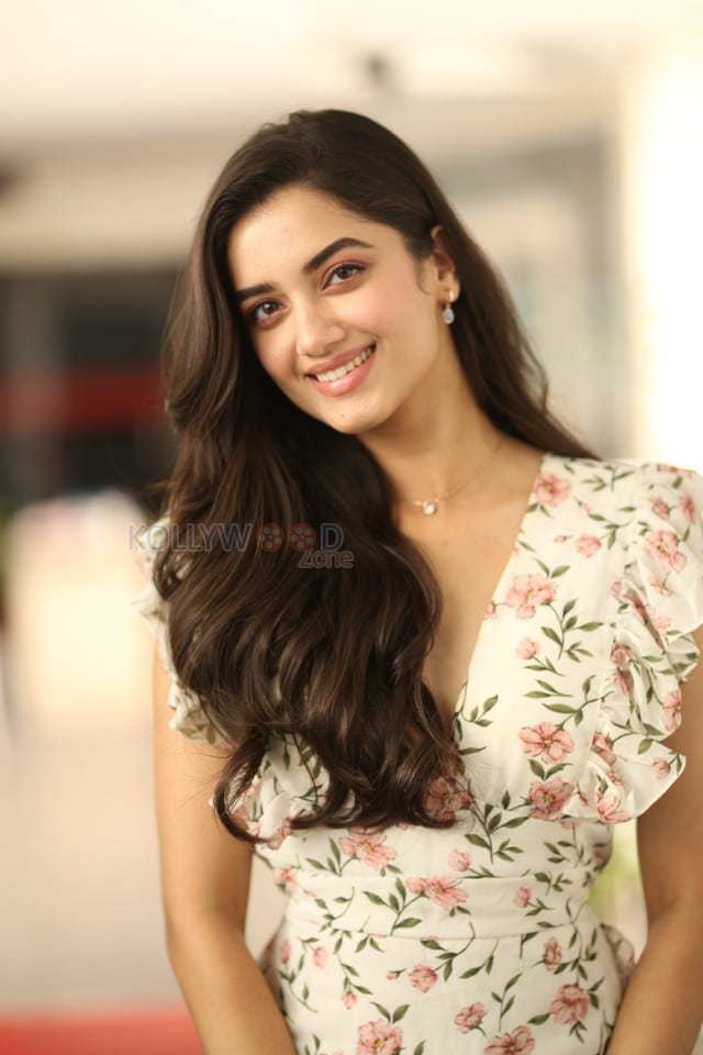 Heroine Bhagyashri Borse at Andhra King Taluka Interview Pictures 19