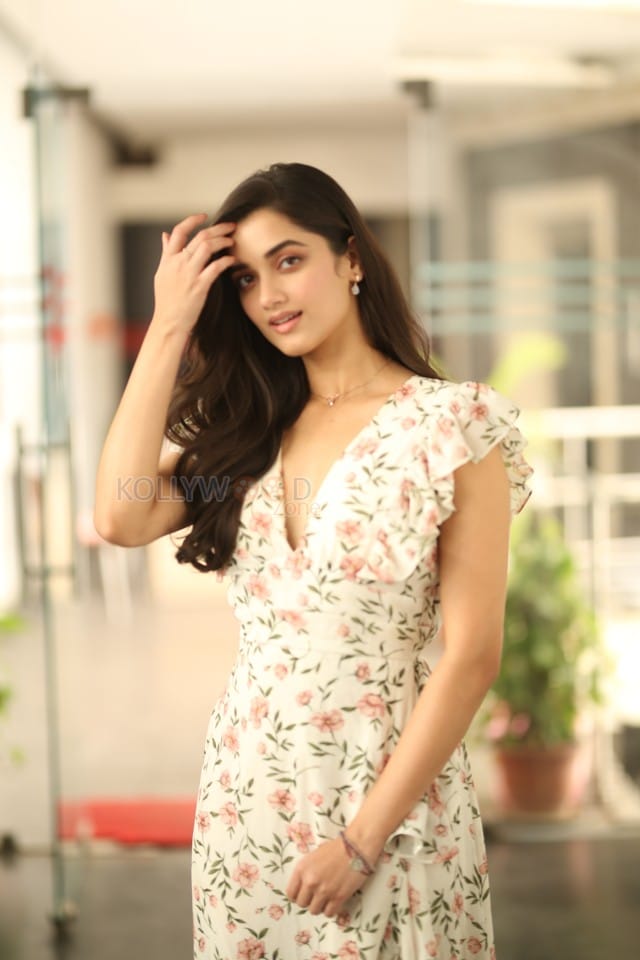 Heroine Bhagyashri Borse at Andhra King Taluka Interview Pictures 26