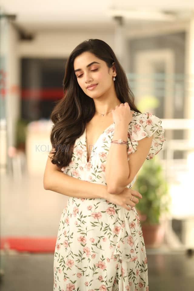 Heroine Bhagyashri Borse at Andhra King Taluka Interview Pictures 27