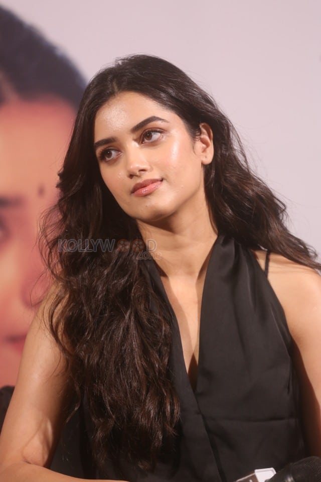 Heroine Bhagyashri Borse at Kaantha Success Meet Photos 08