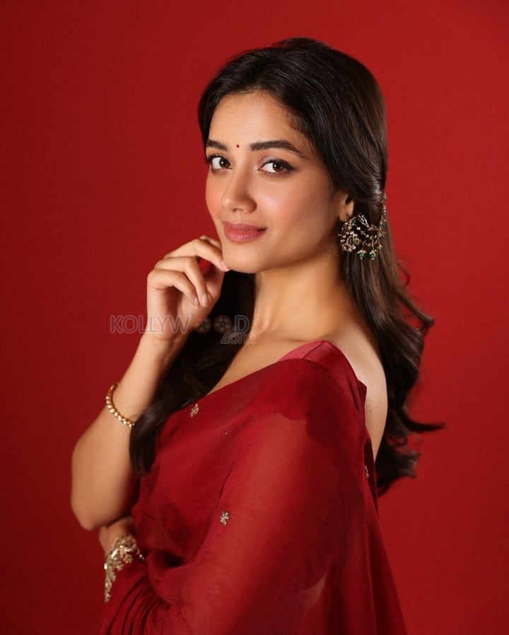 Kaantha Actress Bhagyashri Borse in a Maroon Saree Pictures 04
