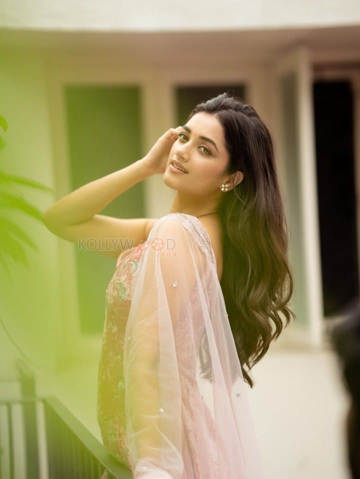 Style Queen Bhagyashri Borse in a Light Pink Sleeveless Embellished Kurta with a Sheer Dupatta Photos 02