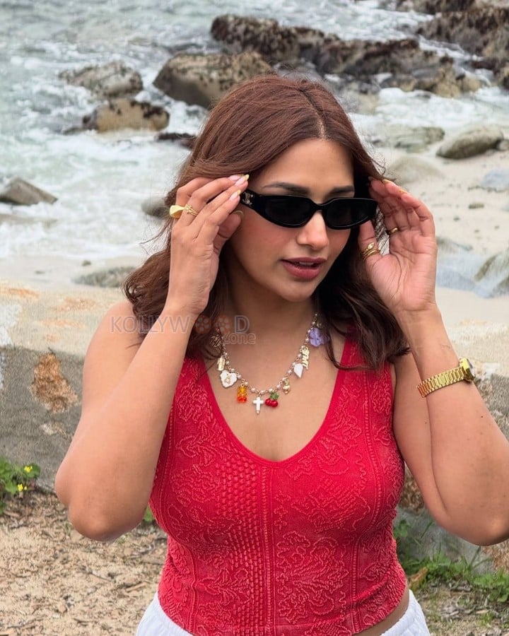 Beautiful Jiya Shankar in a Red Sleeveless Crop Top and White Skirt Pictures 02