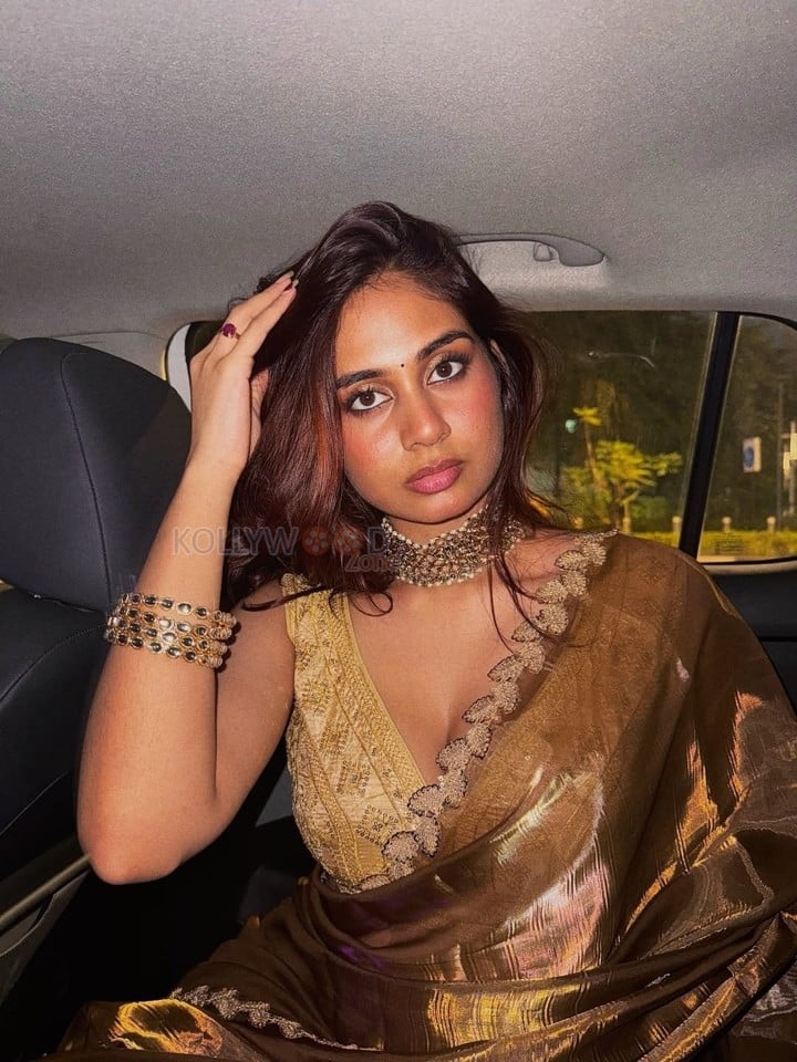 Glam Sensation Srushti Bannatti Cleavage in a Brown Saree with a Sleeveless Blouse Photos 03