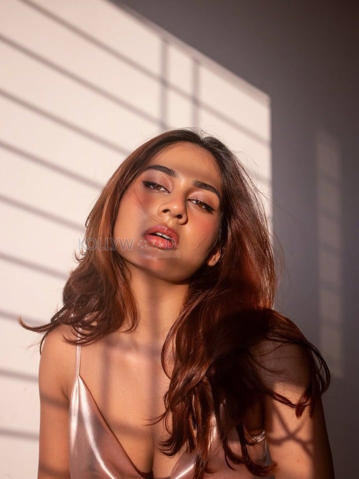 Gorgeous Srushti Bannatti Glam Pictures 03