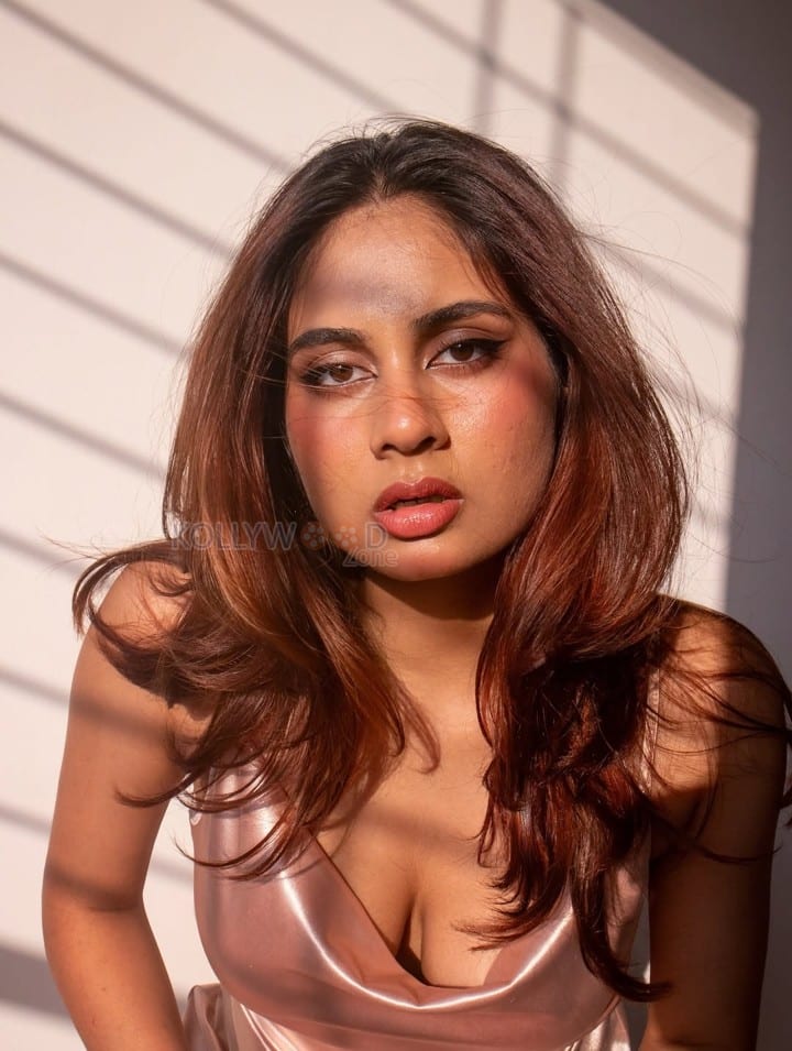 Gorgeous Srushti Bannatti Glam Pictures 04