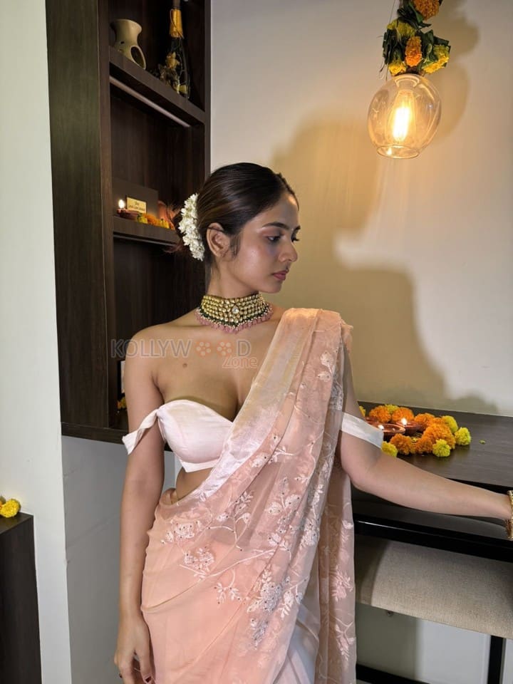 Kannada Beauty Srushti Bannatti Hot Cleavage in Saree Photos 04