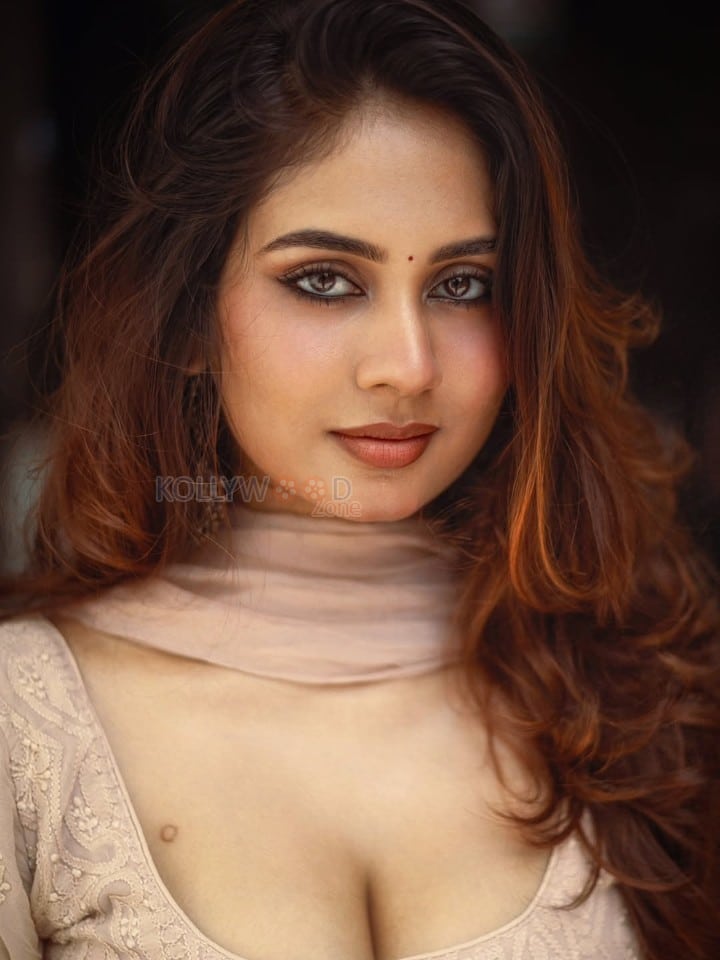 Radiant Beauty Srushti Bannatti in a Beige Salwar Kurta Photos 01