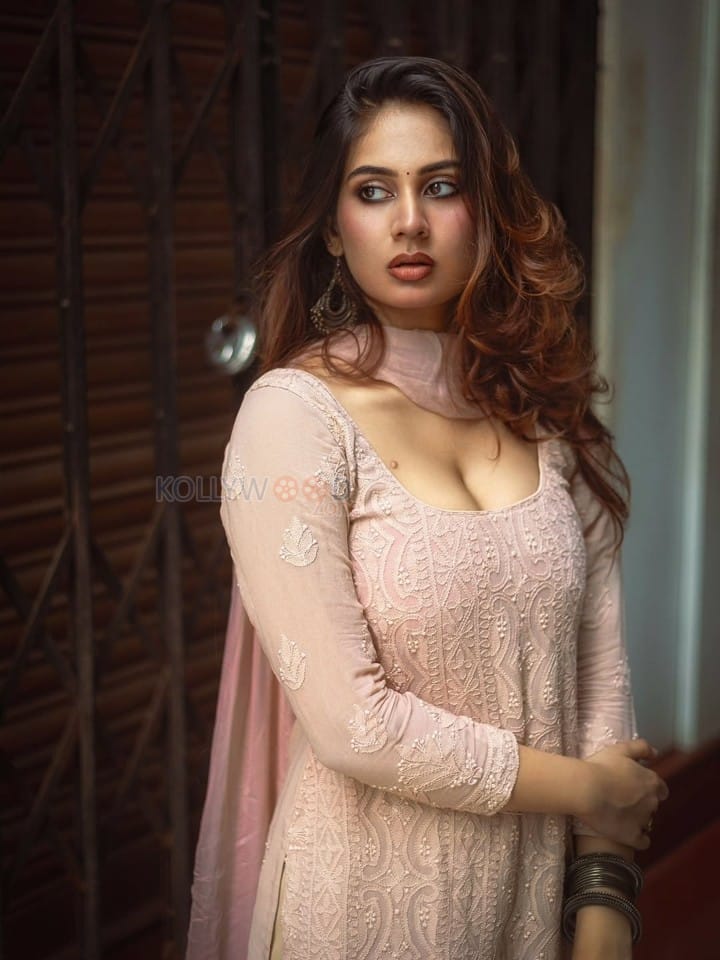 Radiant Beauty Srushti Bannatti in a Beige Salwar Kurta Photos 02