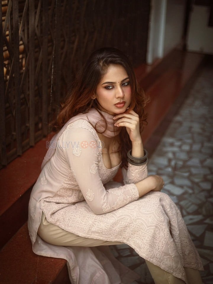 Radiant Beauty Srushti Bannatti in a Beige Salwar Kurta Photos 03