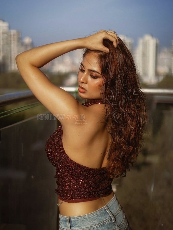 Ravishing Srushti Bannatti in a Brown Halter Top with a Blue Denim Photos 03