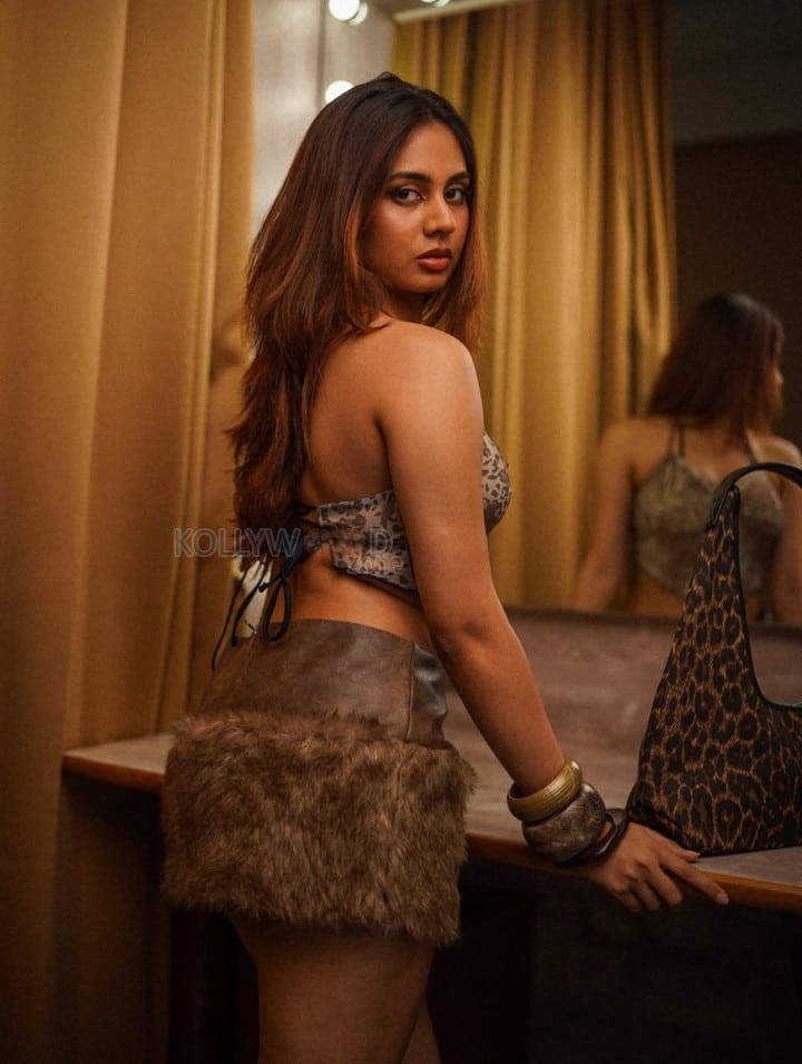 Seductive Srushti Bannatti Hot Pictures 01