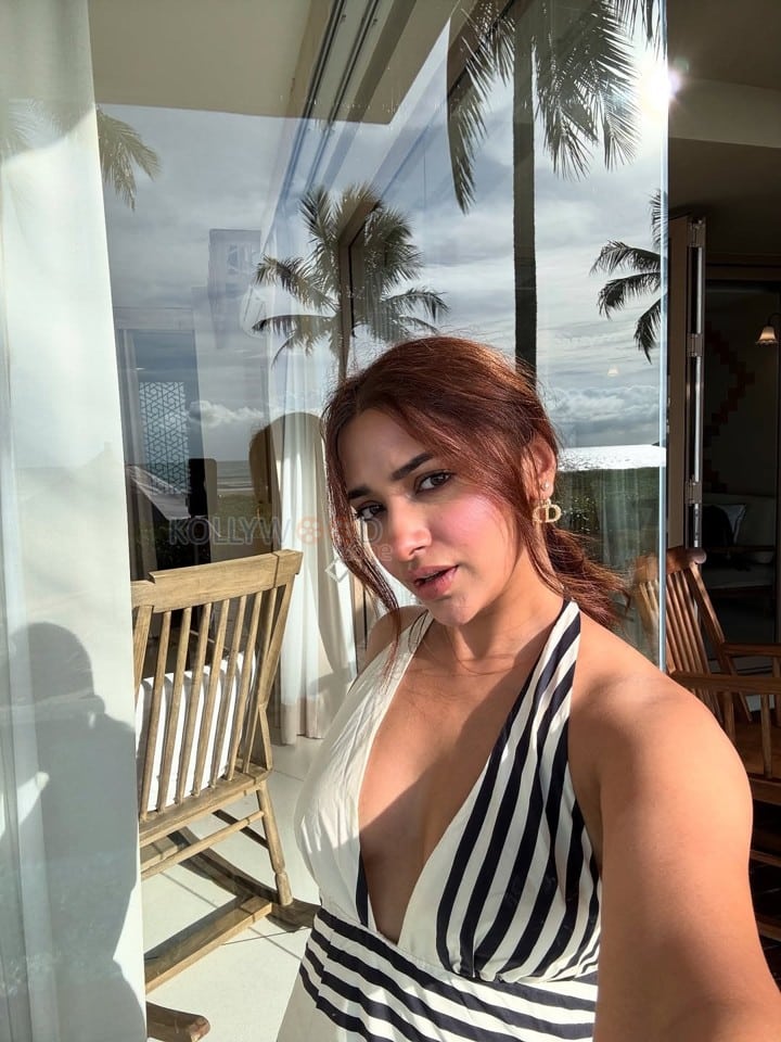 Sexy Jiya Shankar in a Black and White Monochrome Gown with a Cleavage Neckline Vacation Photos 02