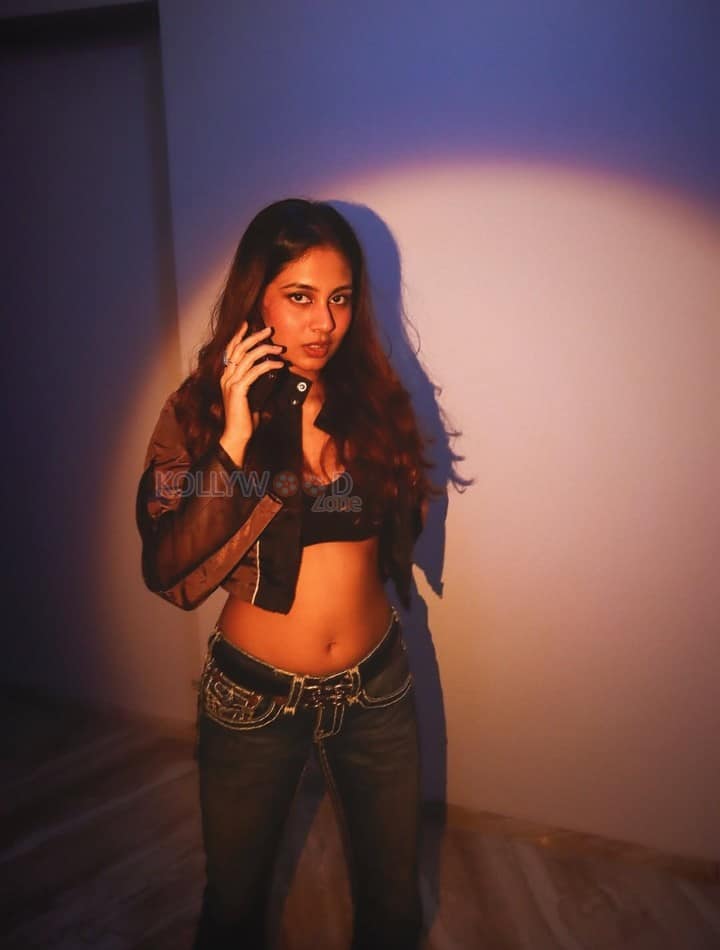 Sexy Srushti Bannatti Navel in a Black Bralette with Matching Jacket and Jeans Photos 01