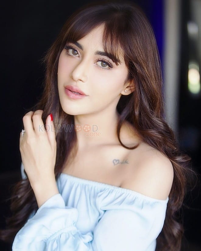Beautiful Angela Krislinzki Pictures 07