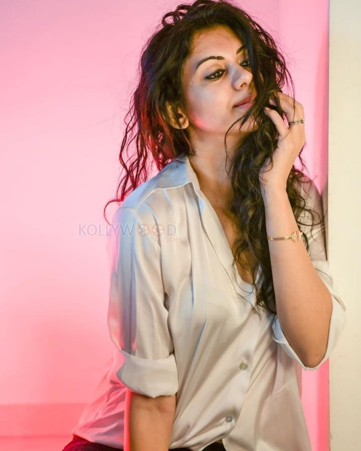 Vyavastha Actress Kamna Jethmalani Sexy Pictures 02