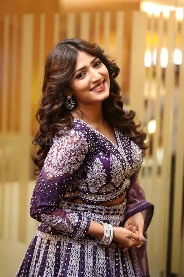 Actress Vihanshi Hegde at O Andala Rakshasi Movie Pre Release Event Pictures 14