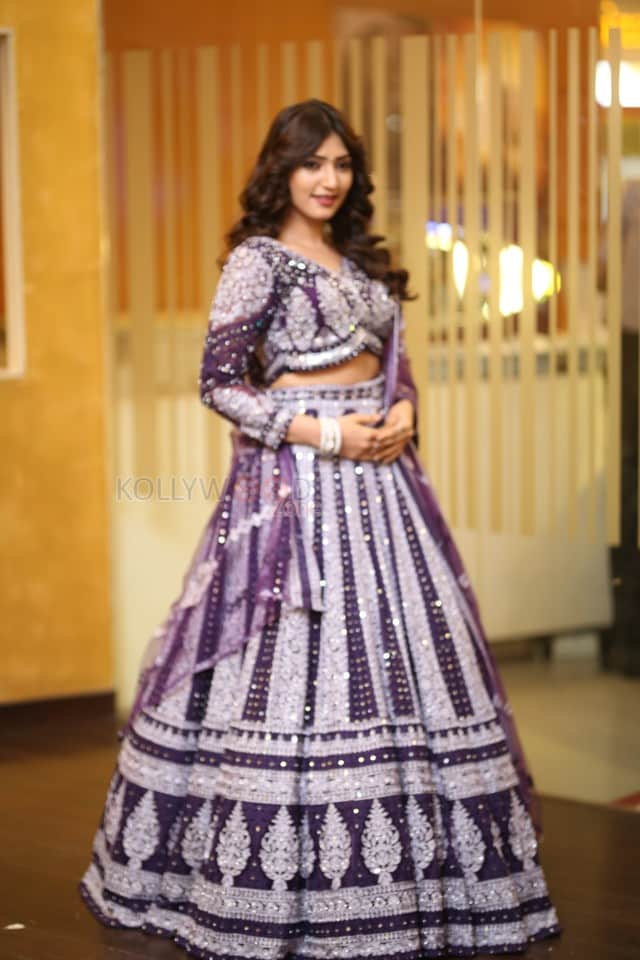Actress Vihanshi Hegde at O Andala Rakshasi Movie Pre Release Event Pictures 17
