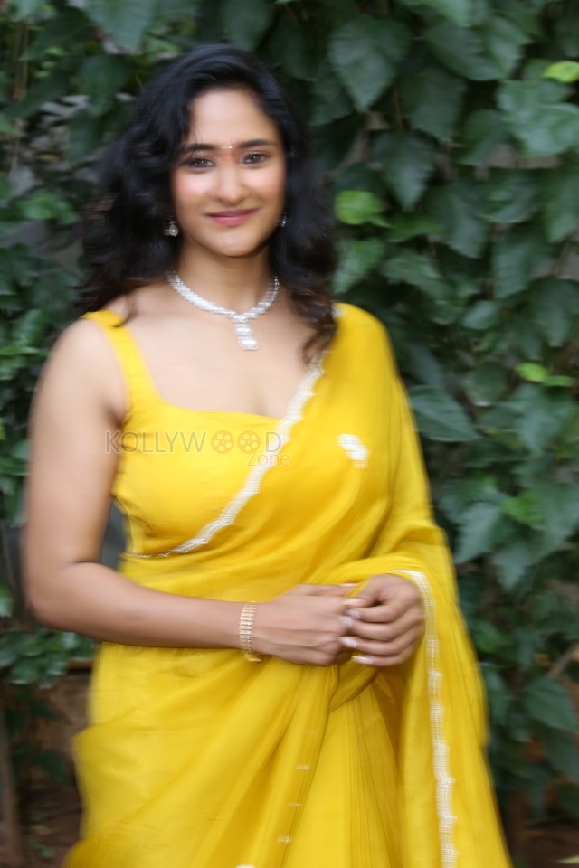 Actress Manika Chikkala at Dhandoraa Movie Launch Photos 31