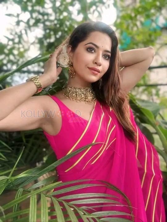 Ghulaam Actress Ridheema Tiwari in a Red Saree with Matching Sleeveless Blouse Photos 01