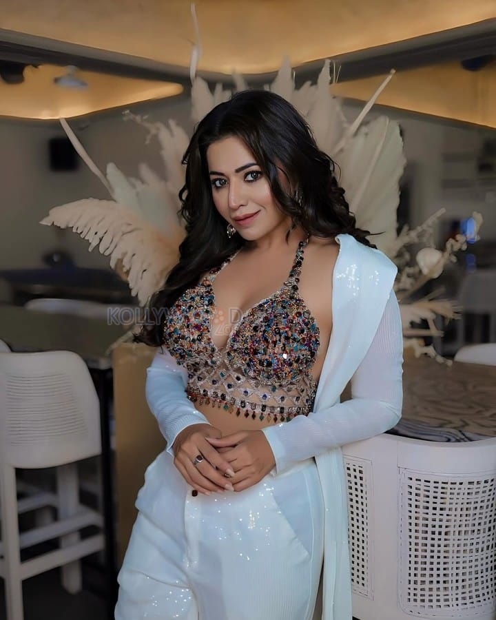 Sparkling Beauty Ridhiema Tiwari in a Sleeveless Bejewelled Bralette and White Pant Photos 04