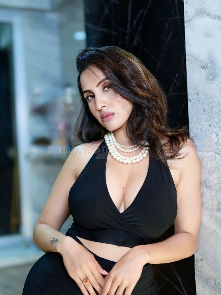 Glam Priyanka Kholgade in a Black Bodycon Backless Dress with a Deep Cleavage Neck Photos 05