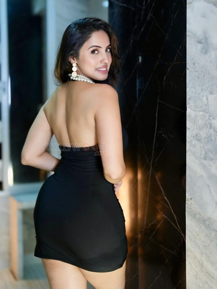 Glam Priyanka Kholgade in a Black Bodycon Backless Dress with a Deep Cleavage Neck Photos 10