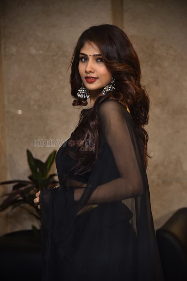 Saaree Movie Heroine Aaradhya Devi Sexy in a Black Saree with Sleeveless Blouse Photos 20
