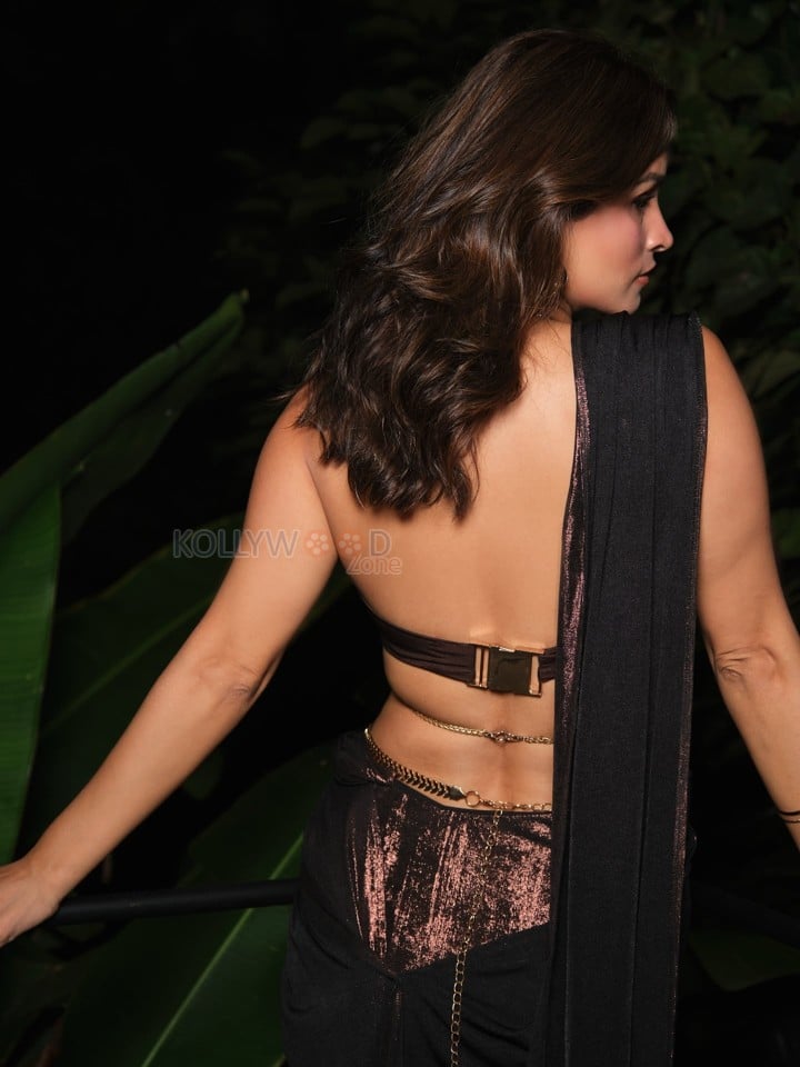 Sensual Chetna Pande in a Shimmering Black Saree with a Backless Blouse Photos 02
