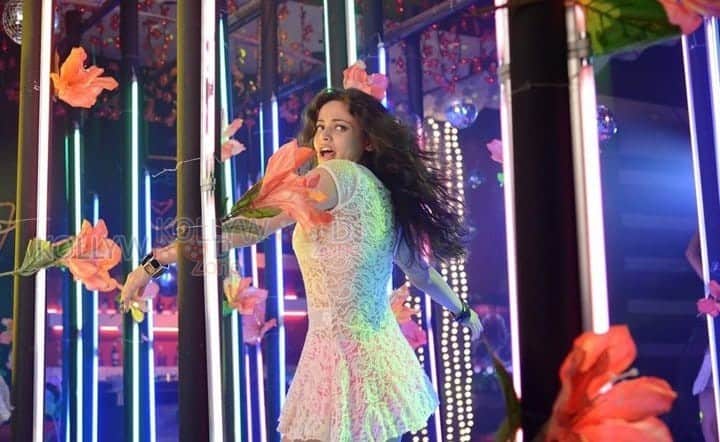 Sneha Ullal Sexy Dance Photos 10
