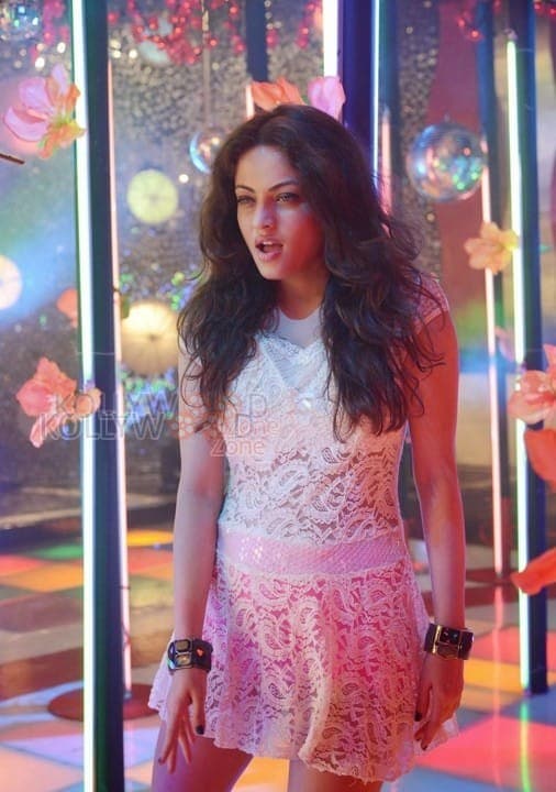 Sneha Ullal Sexy Dance Photos 29