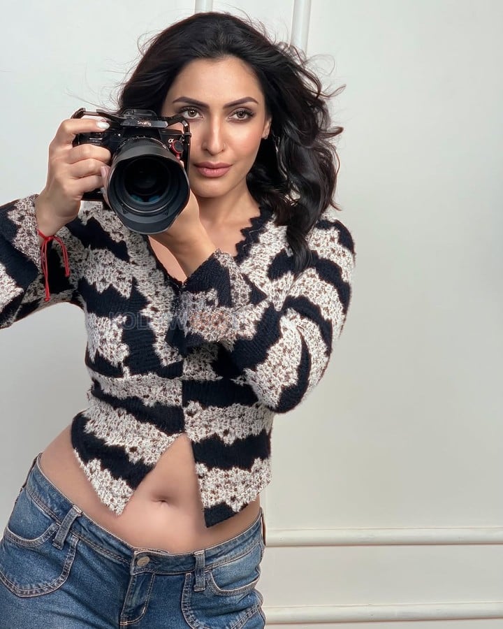 Beautiful Shivangi Verma Navel in a Crochet Top and Blue Denim Pictures 01