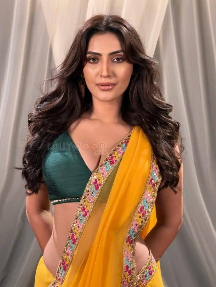 Dazzling Shivangi Verma in a Yellow Saree with a Printed Border and Green Blouse Photos 02