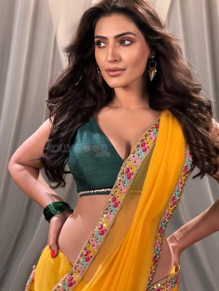 Dazzling Shivangi Verma in a Yellow Saree with a Printed Border and Green Blouse Photos 04