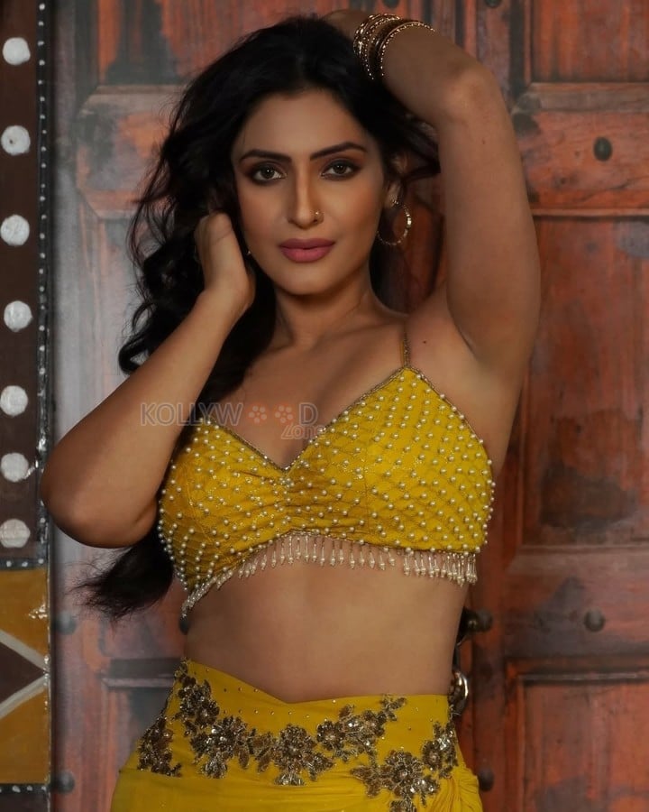 Ek Anchaahi Jalan Actress Shivangi Verma in a Yellow Outfit Photos 01
