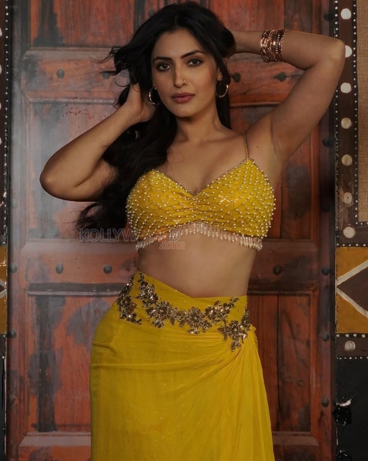 Ek Anchaahi Jalan Actress Shivangi Verma in a Yellow Outfit Photos 04