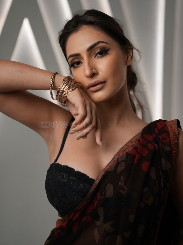 Hot Shivangi Verma in a Black Red Floral Saree with a Black Lace Bustier Style Sleeveless Blouse Photos 02