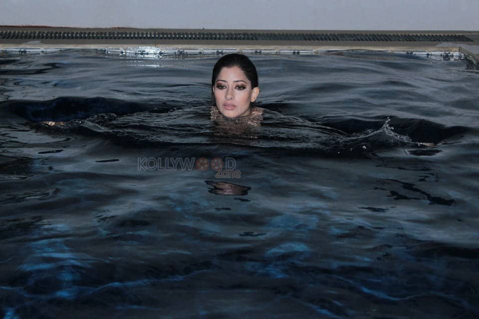 Miss India Uk 2010 Niharica Raizada Swimsuit Photos 12