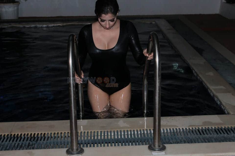 Miss India Uk 2010 Niharica Raizada Swimsuit Photos 19