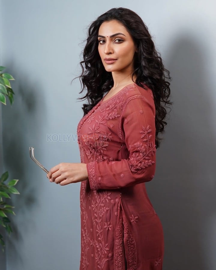 Pichaikkaran 2 Actress Shivangi Verma in a Peach Kurta Photos 02