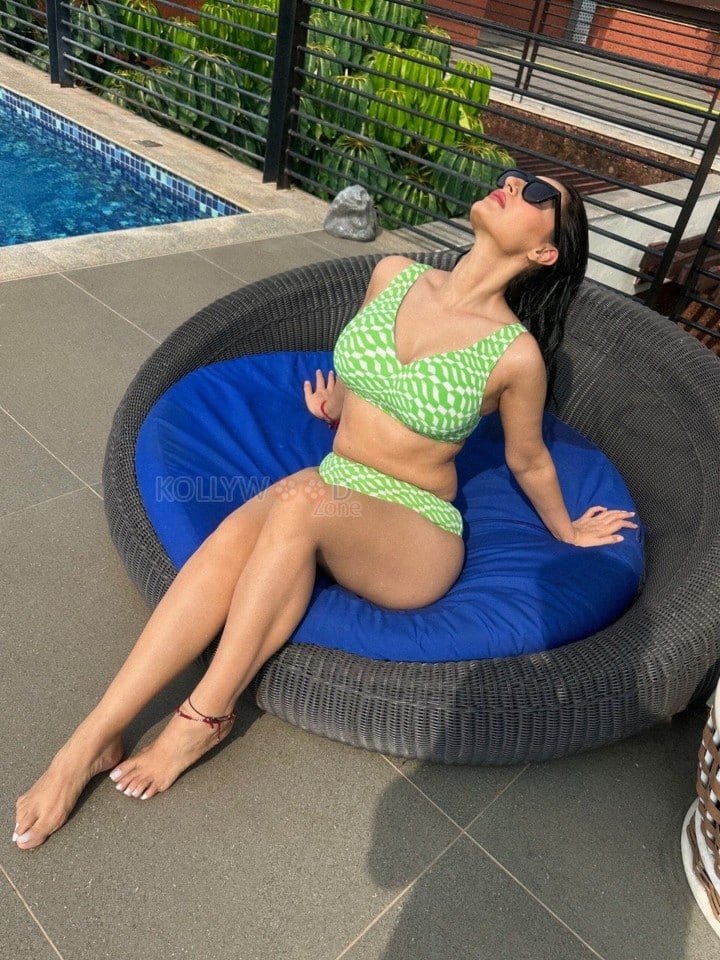 Sexy Shivangi Verma in a Green Bikini Photos 04
