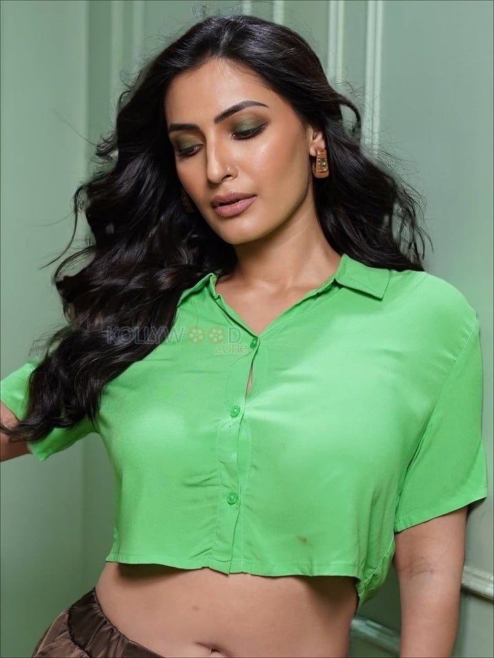 Sexy Shivangi Verma in a Green Crop Top and Brown Pants Photos 04