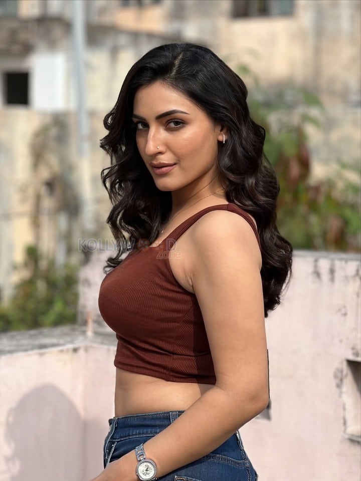 Sexy Shivangi Verma in a Sleeveless Brown Crop Top and Blue Jeans Photos 01