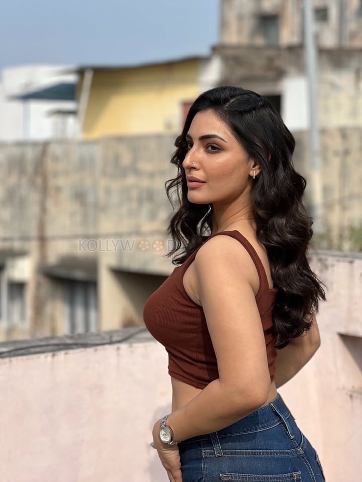 Sexy Shivangi Verma in a Sleeveless Brown Crop Top and Blue Jeans Photos 03